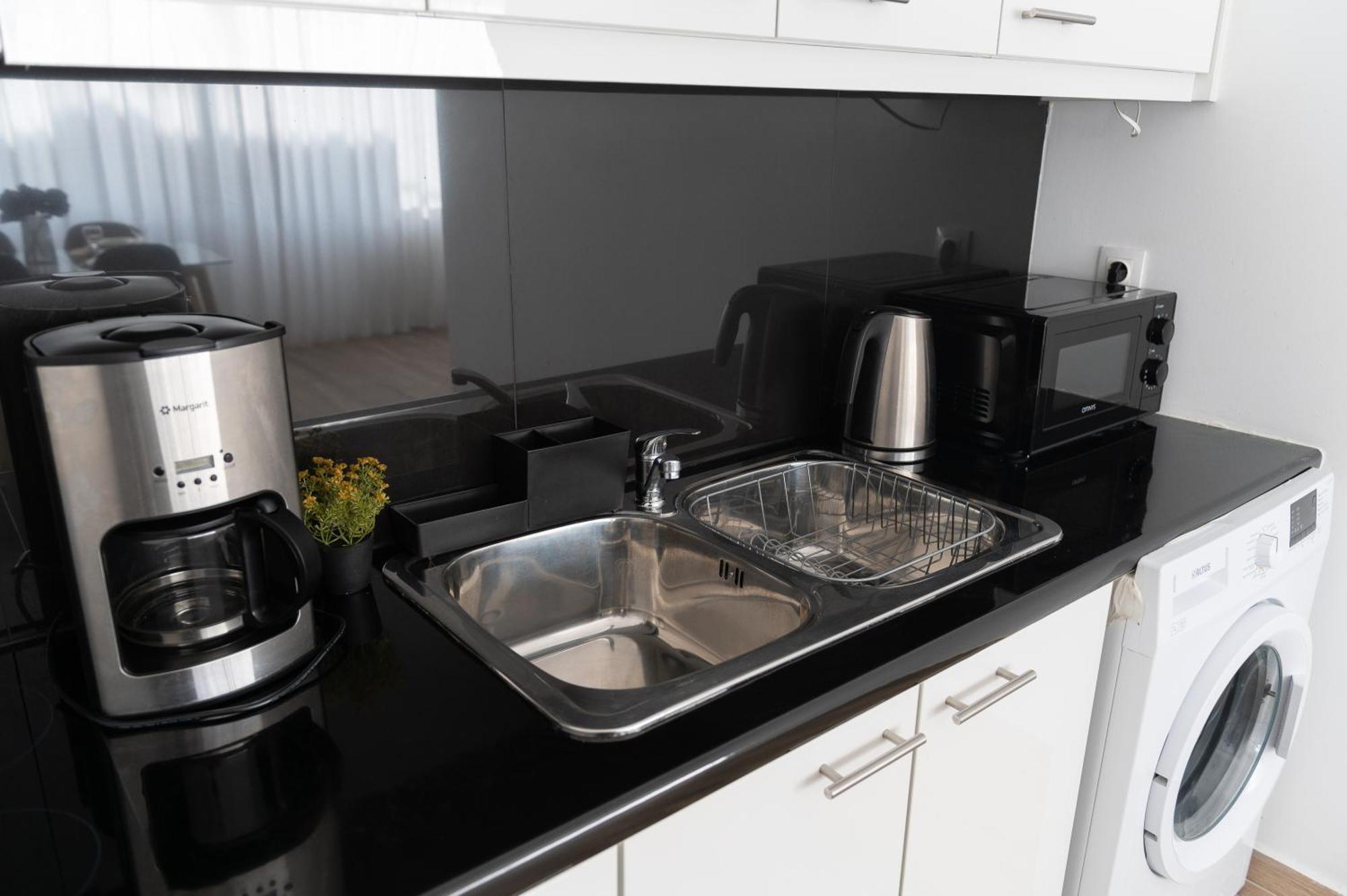 Stylish Spacious Apartment In Palaio Faliro Atenas Exterior foto